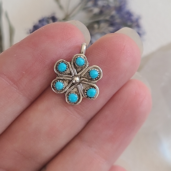 Boho turquoise flower pendant - Picture 5 of 7